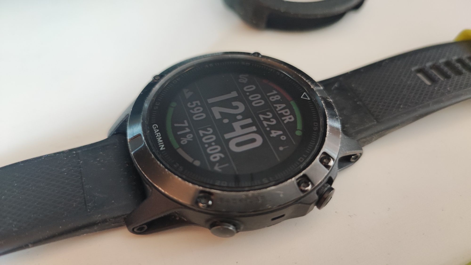 Продавам Garmin Fenix 5