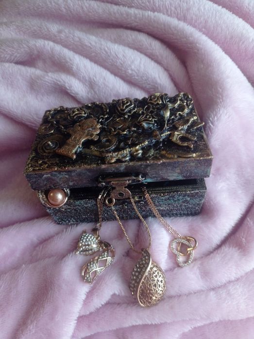 Кутийка за бижута, ръчно изработена, дървена с размери 10см*5**6см