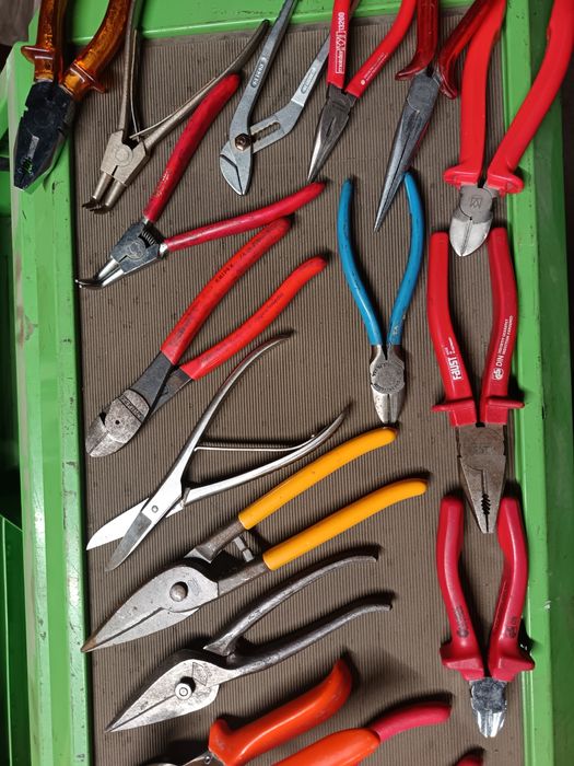 Продават се инструменти