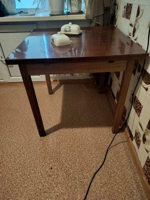 Отдам бесплатно все вместе-диван,кресло,столы, самовывоз