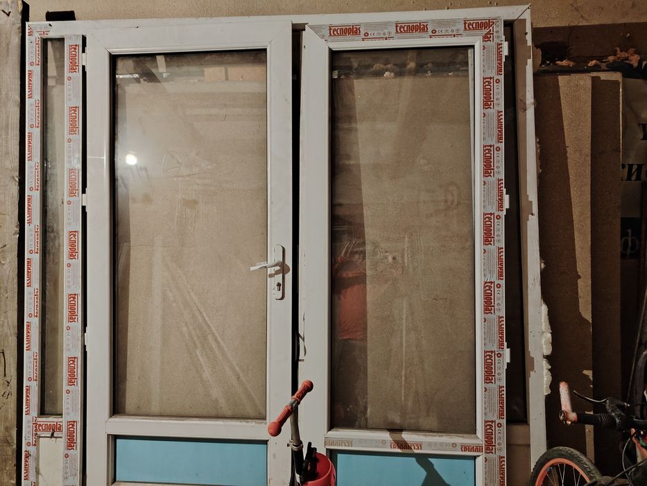 Пластиковые двери для контенера