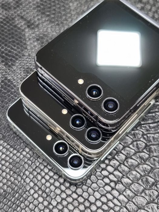 Samsung galaxy z flip 5 5G 8/256gb holati yaxshi