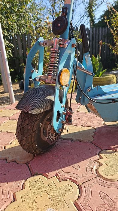 Trotinetă elecrică Forca cu cheie și aripi de carbon