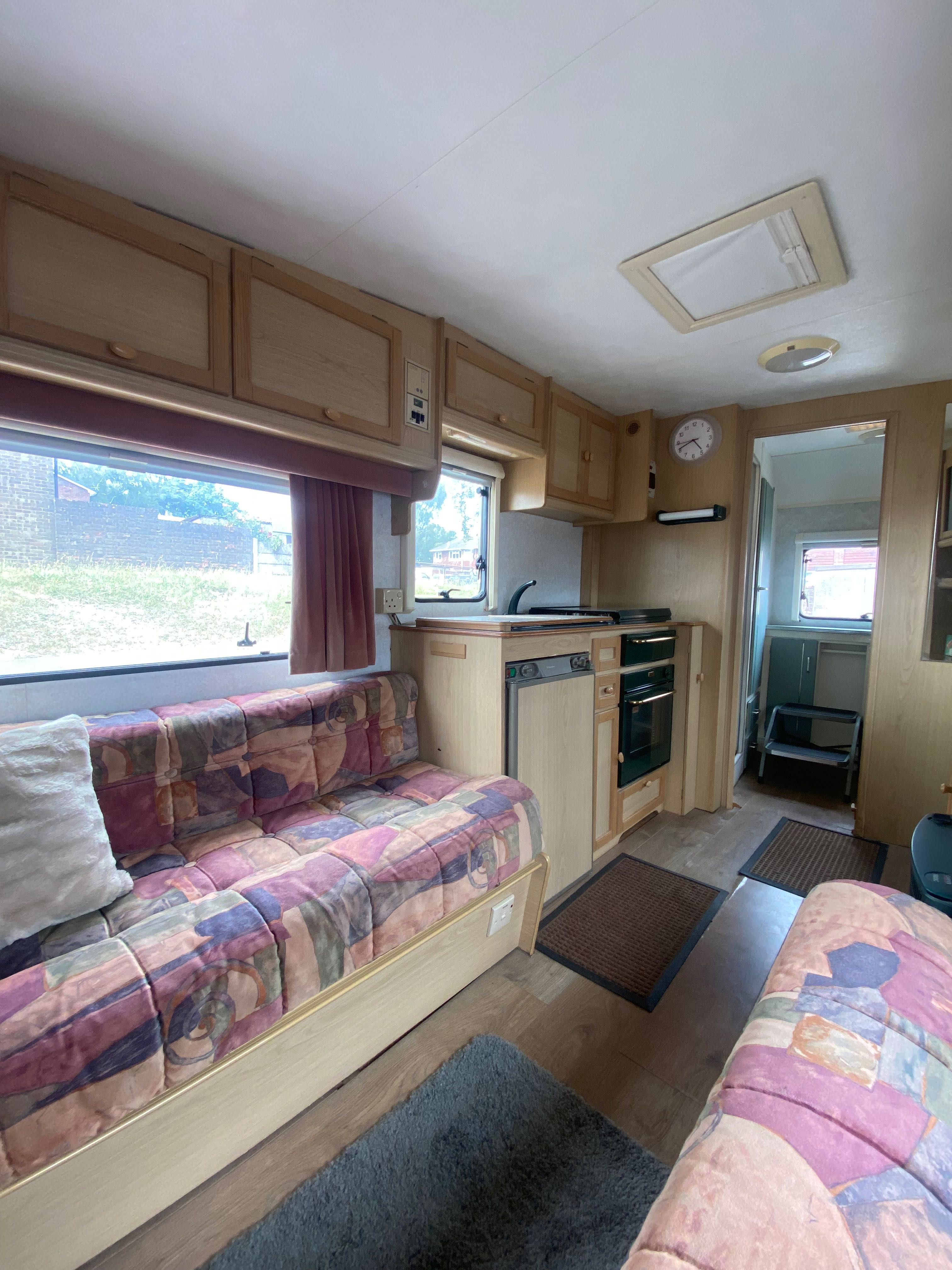 Каравана Sterling Voyager 2000 година