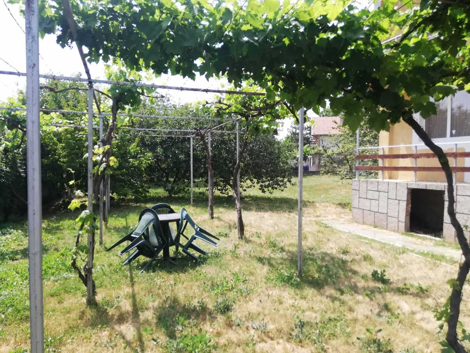 Mасивна къща с дворно място и гараж, с. Горно Сахране, добро състояние