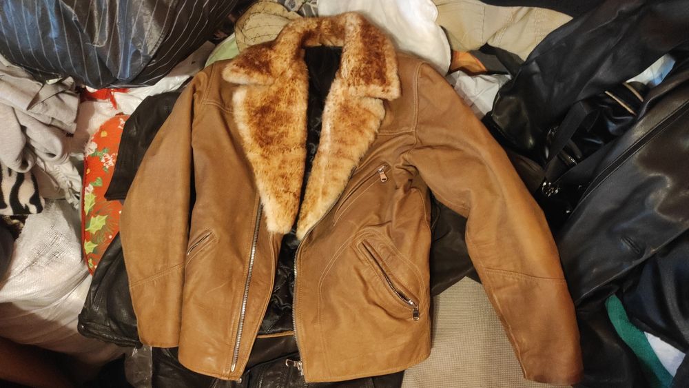 Vand geaca de piele maro deschis cu guler de blana la 1000 lei.