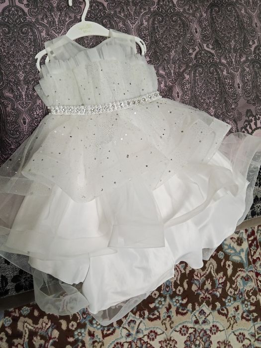 Продам платье на новый год на три года размер 110