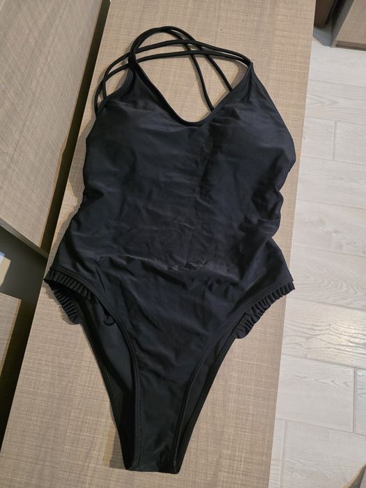 Дамски черен бански с гол гръб
