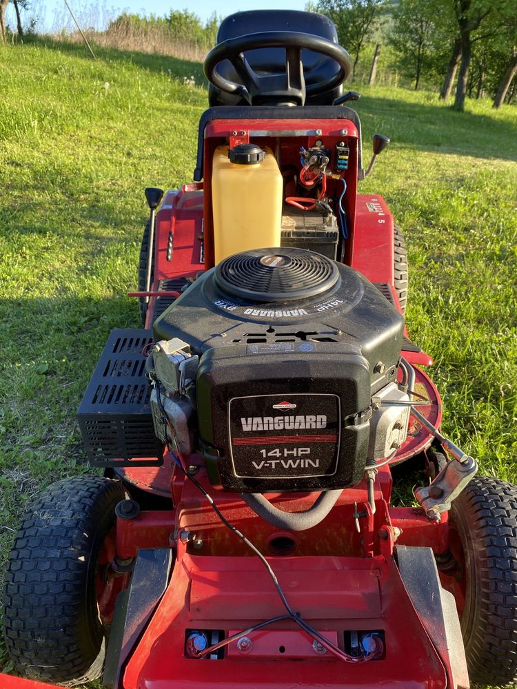 Vand tractoras de tuns iarba