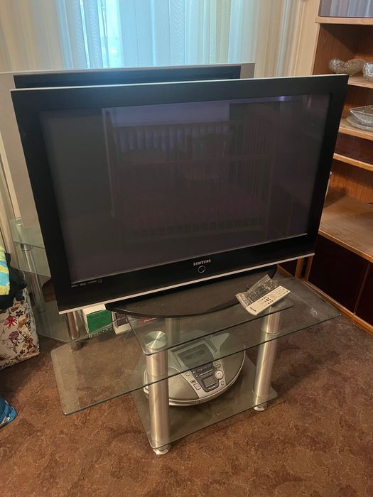 Старая техника телевизоры и колонки