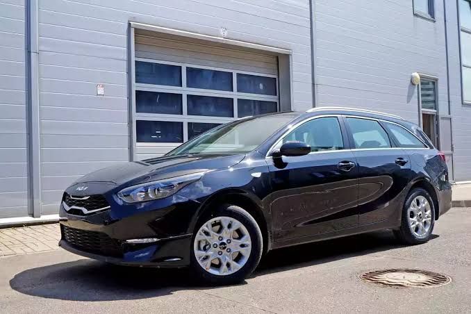 Сдам в аренду с водителем Kia Ceed 2023 года.