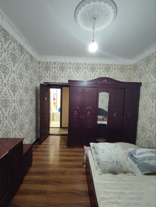 2х комнатная с мебелью и техникой в центре Чирчика