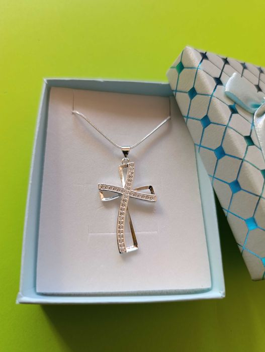 Нов, сребърен синджир с масивен кръст. В кутия.