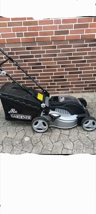 Mașina tuns gazon  cu acumulatori
