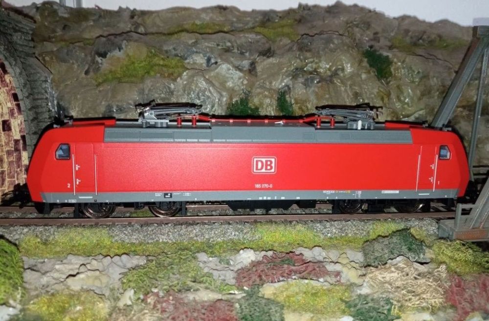 Trix Locomotiva digitala BR 185 digitala scara HO 

Tracțiune integral