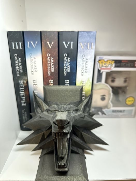 3D принтирана поставка за книги „Вещерът“ – глава на вълк