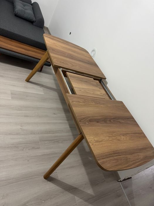 Разтегателна Модерна Трапезна Маса с Дървесен/Орехов Дизайн