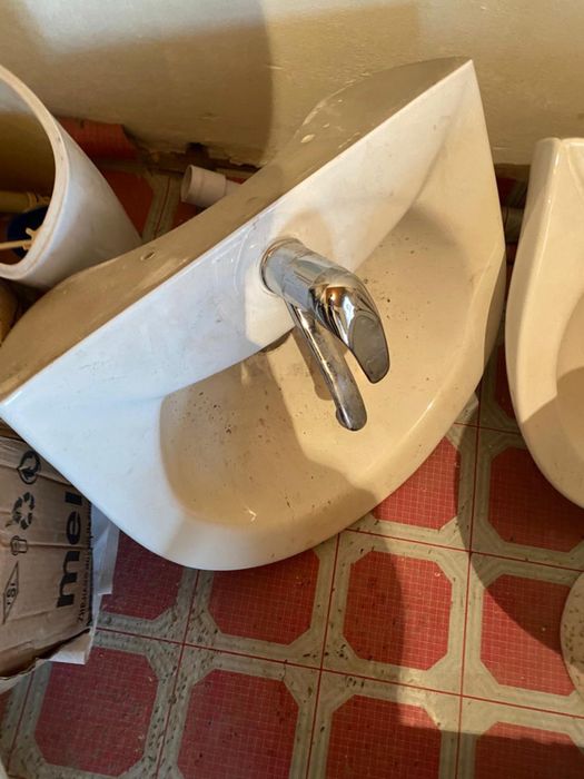 2 раковина, 2 унитаз, 1 электр газ плита, кухонная мойка