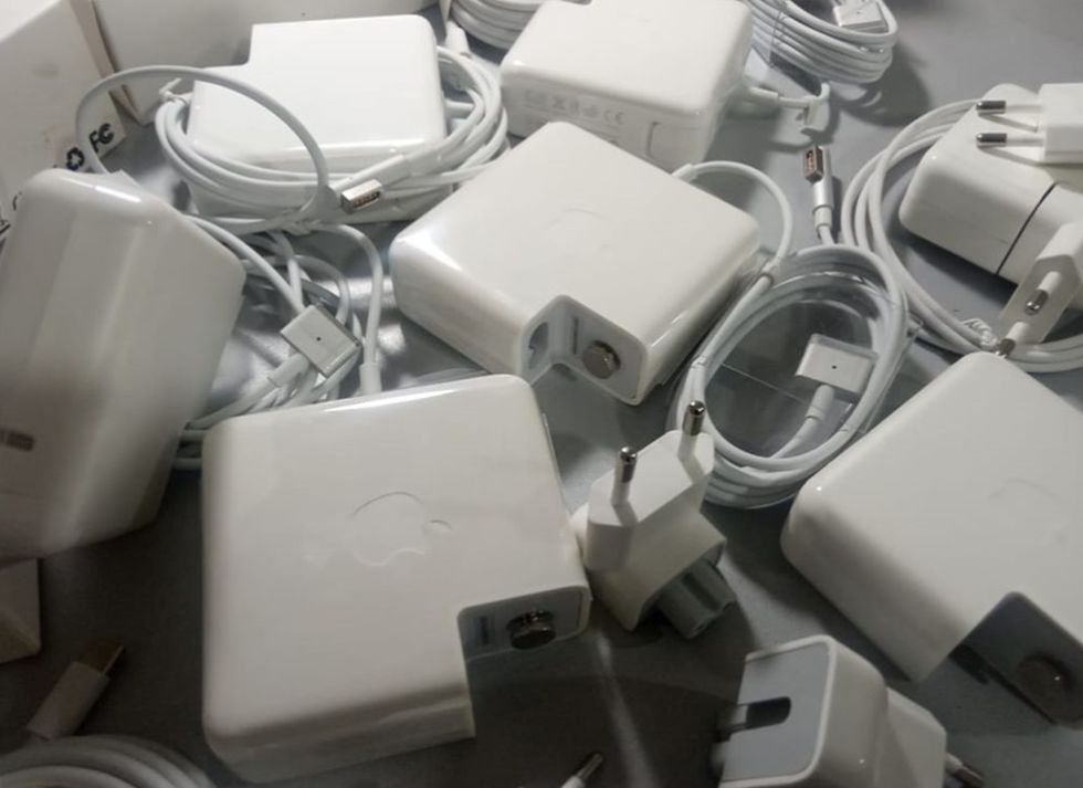 на MacBook 60W - зарядка, блок питания .
