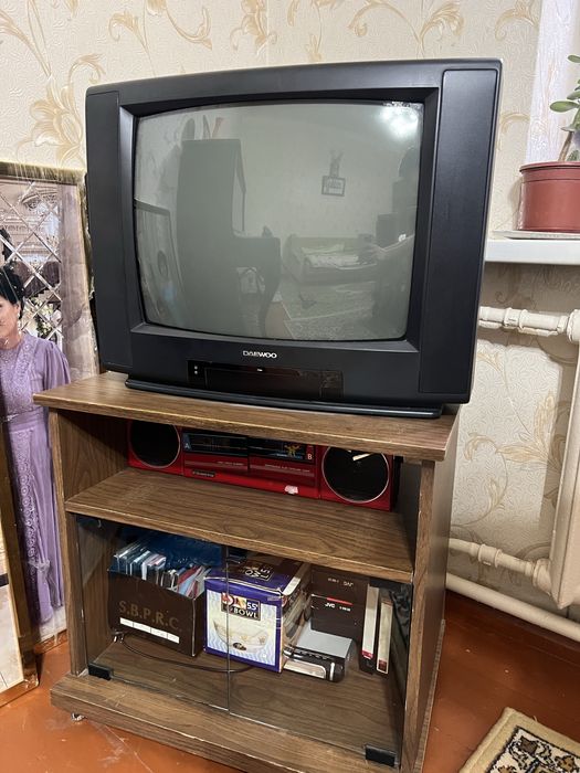 Продам телевизор, магнитофон и тумбу