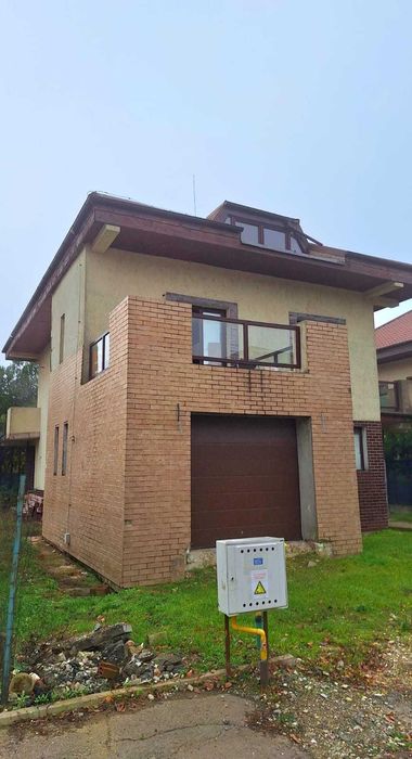 Inchiriez casa cu mansarda, 5 dormitoare, 3 bai si curte generoasa