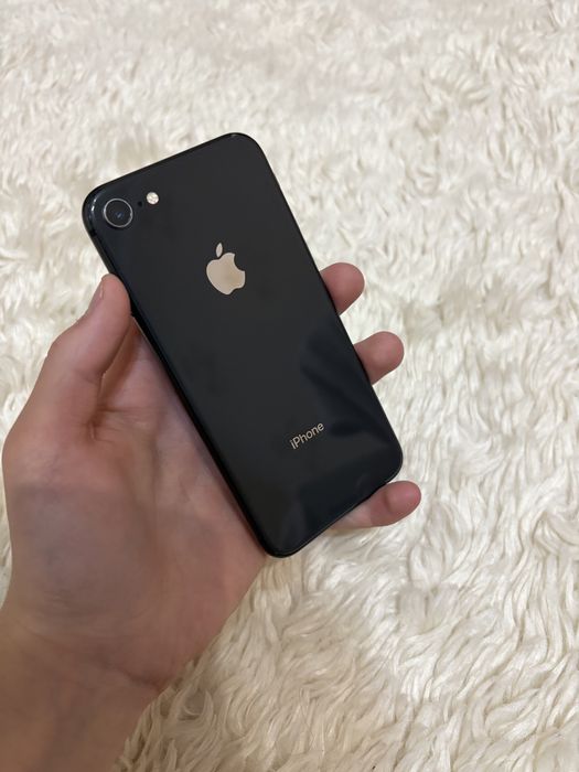 Срочно продам айфон 8