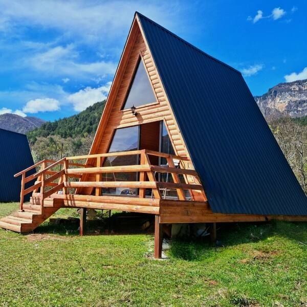 Executam case si cabane A-frame