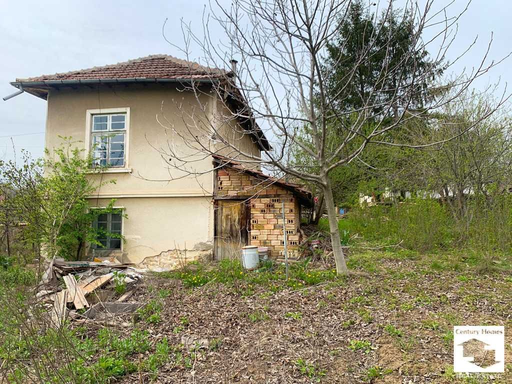 145295 Къща с равен двор и стопански постройки в с. Стефан Стамболово