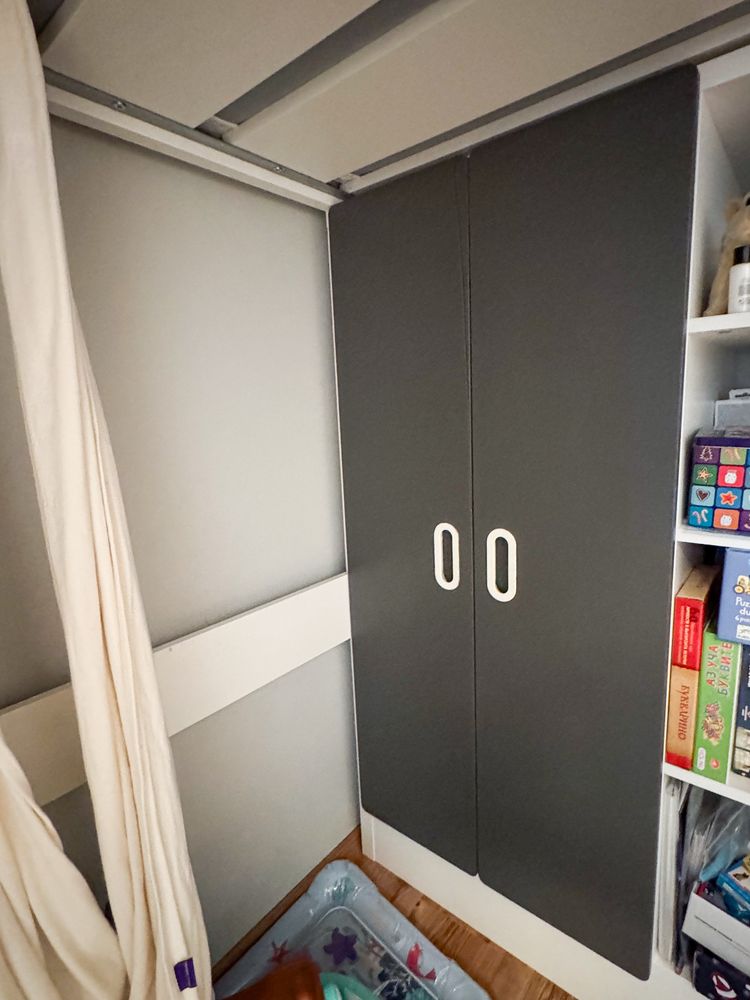 Легло IKEA SMÅSTAD с гардероб и шкафове – без бюро и матрак