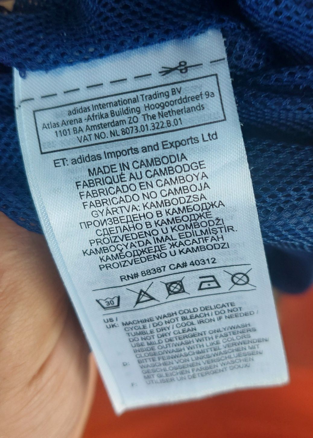 Продавам чисто нова оригинална  ветровка с качулка на Адидас Adidas