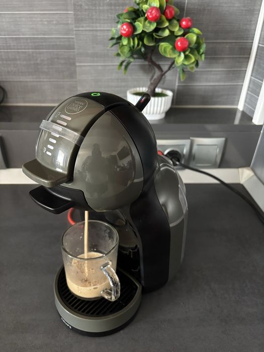Aparat de cafea cu capsule Dolce gusto
