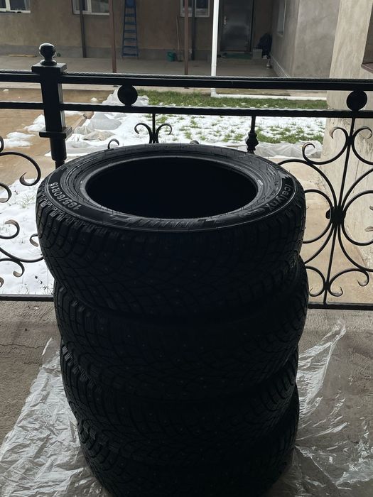 Продам шины шипованные