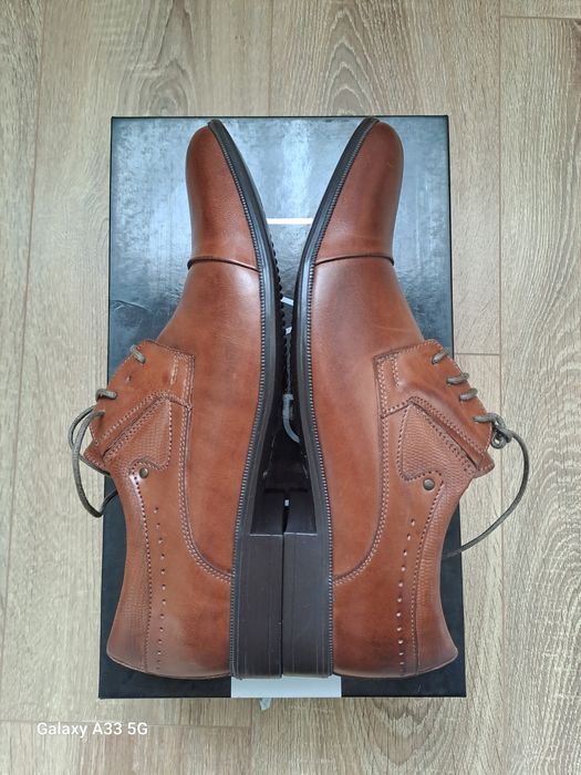 Vand pantofi noi din piele pentru bărbați brand TAPI.
Marimea: 39.
Lun