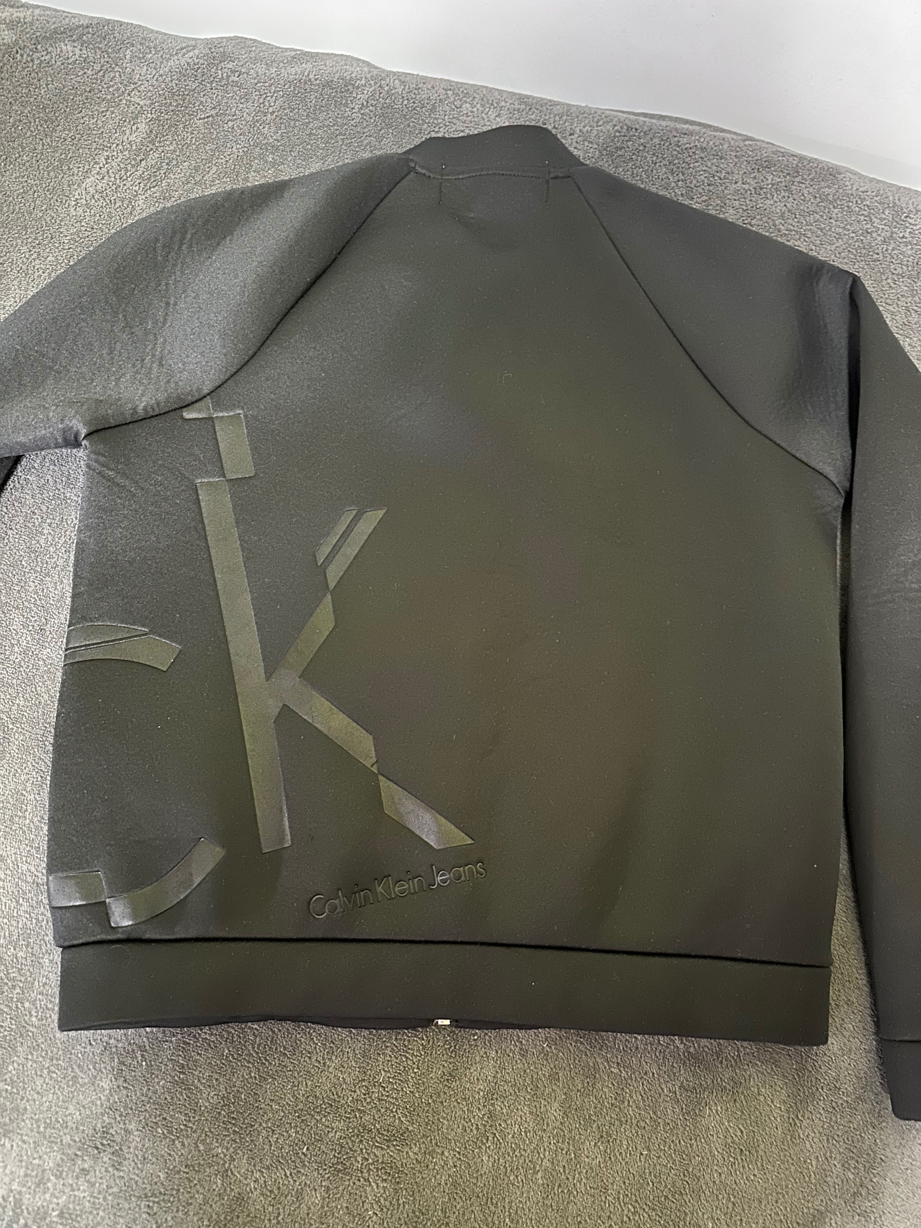 Яке Calvin Klein