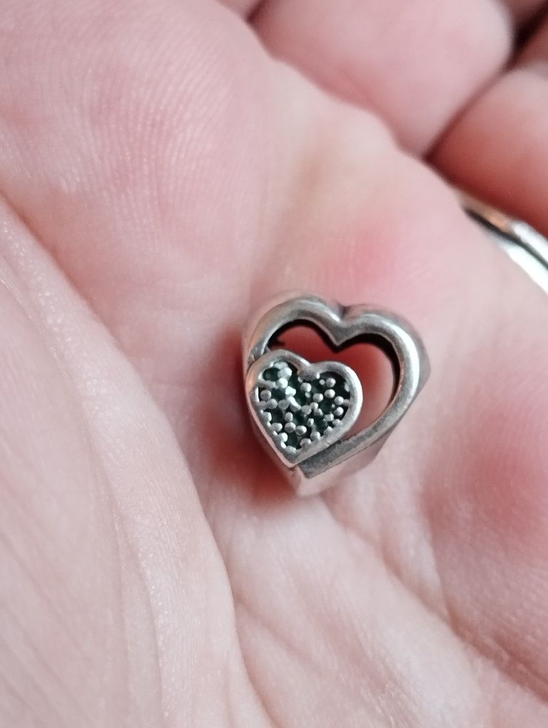 Charm din argint inimă cu zirconii verzi