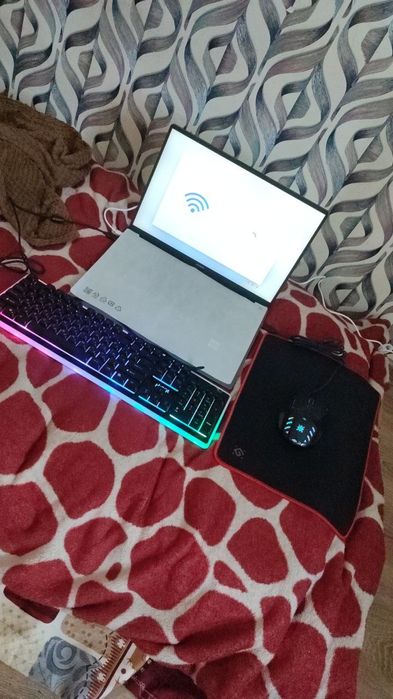 Noutbuk Huawei MateBook D16 hamma qo'shimcha narsalari bor.