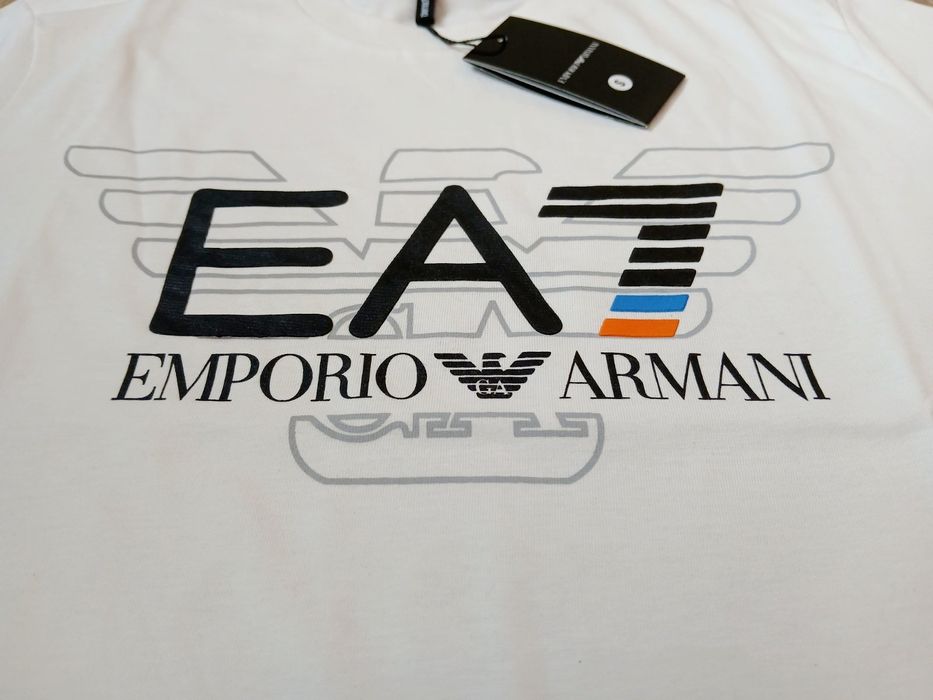 Emporio Armani тениски в бял и черен вариант - ТОП модел за сезона !