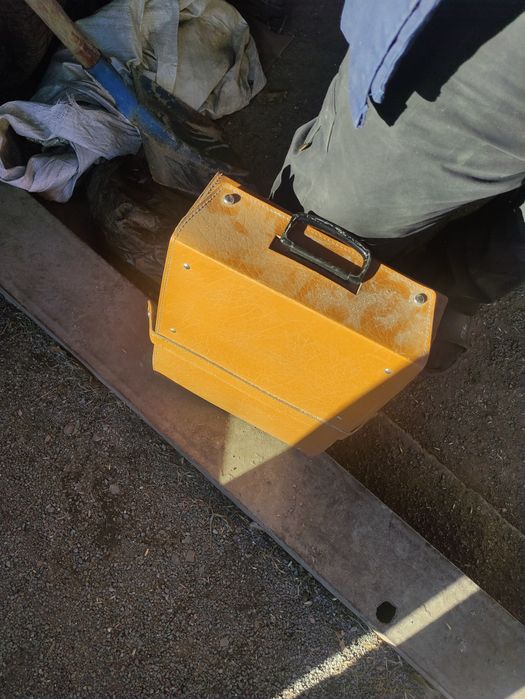 старинный пленочный проектор в кожаном футляре для переноски