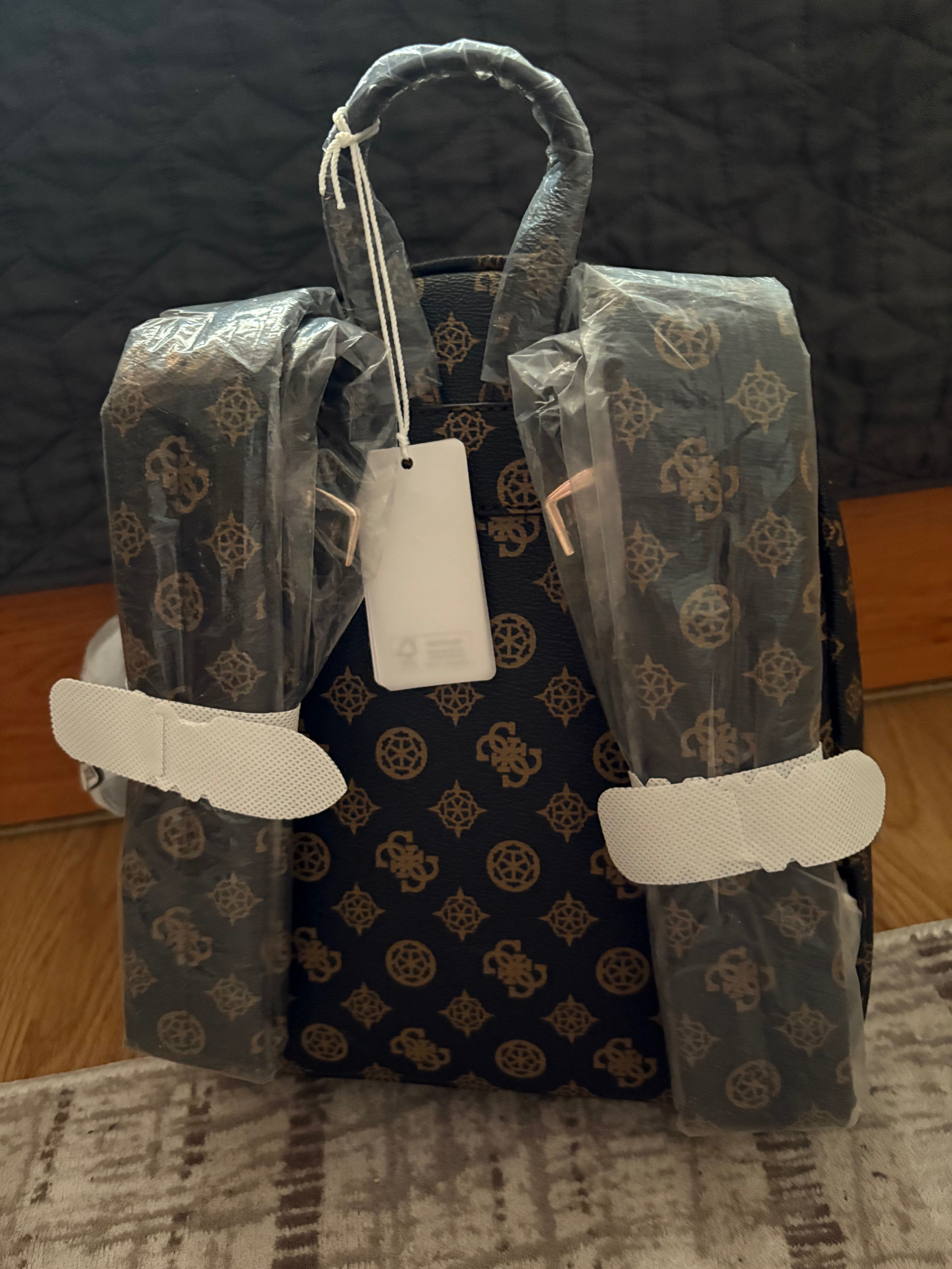 Дамска раница GUESS