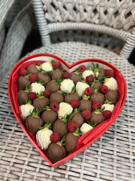 Qulupnay va shokolad 8 mart