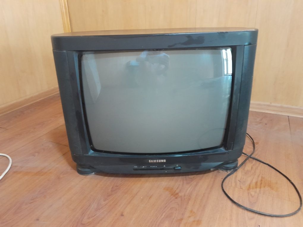 2 Телевизора в рабочем состоянии можно на запчасти