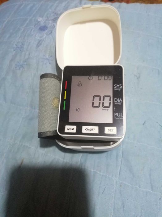 Апарат за кръвно налягане с подарък кутия