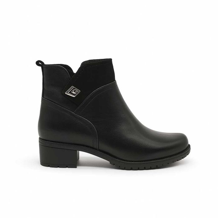 Дамски черни боти от естествена кожа с цип и нисък ток