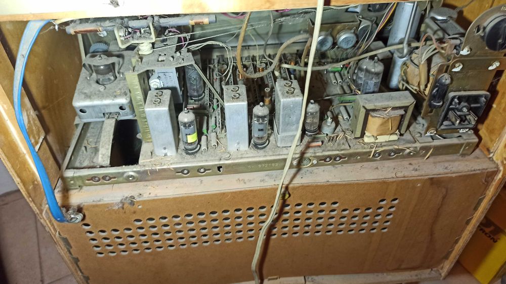 VEF Rapsodija радиограмофон Лампов - 70те г на XX век

цена 75 €вро