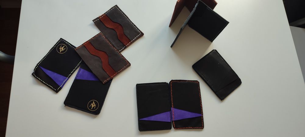 Portmonee de piele și brățări făcute manual