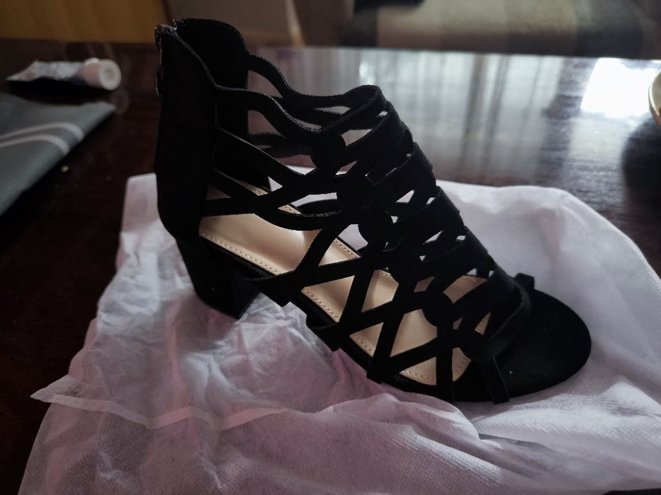 Vând sandale noi temo