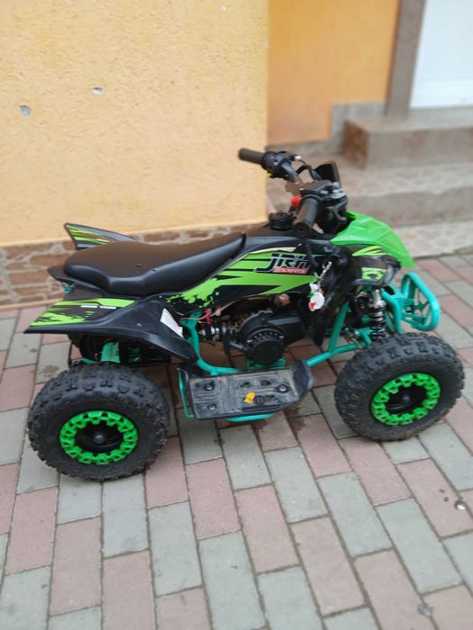 Vând ATV 49cc.  Este folosit prea puțin. De aceea îl și vand,