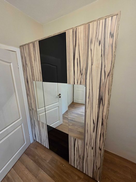 Гардероб с огледало