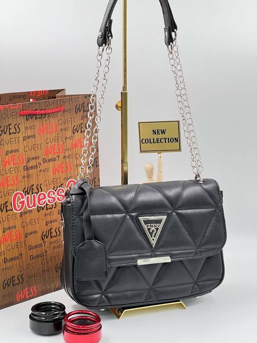 Guess чанти ,раници бъбрек