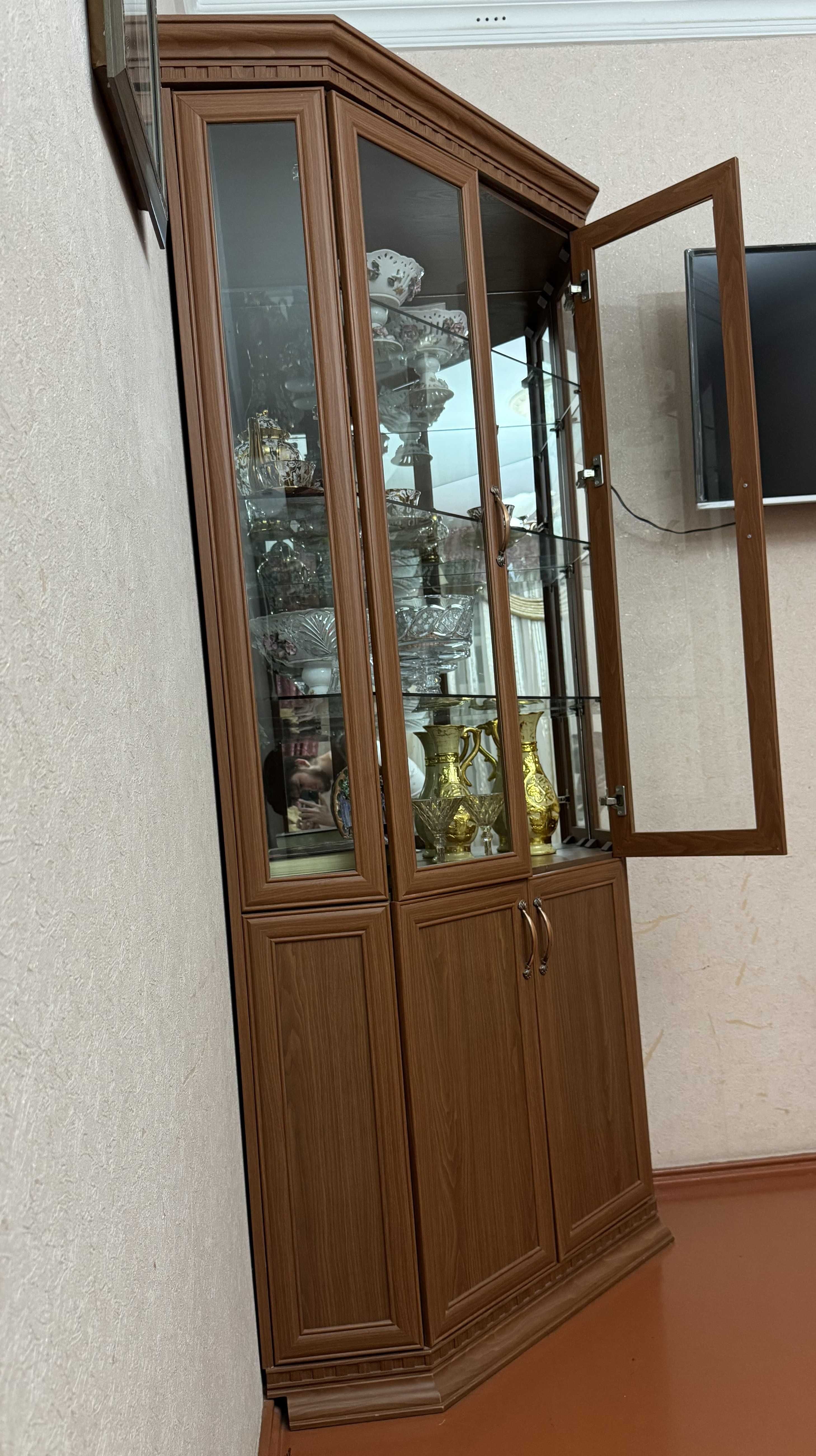 Угловой шкаф сервант. Сервант бурчак шкаф. Срочно сотилади.
